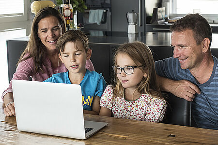 Eltern und Kinder suchen Infos im Internet