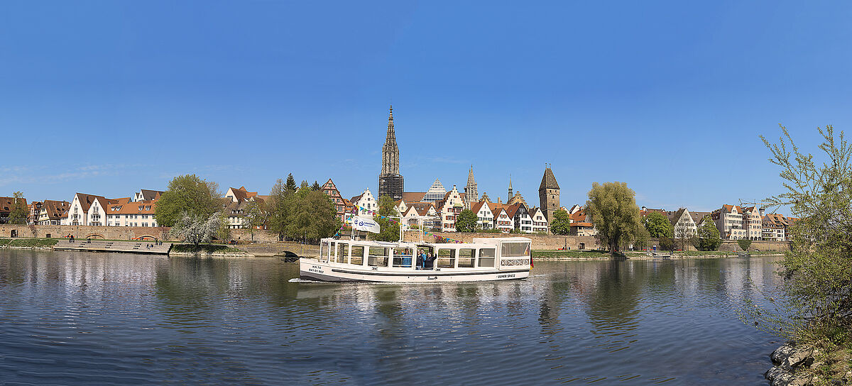 Ausflugsschiff Ulmer Spatz vor der Stadt Ulm mit Münster