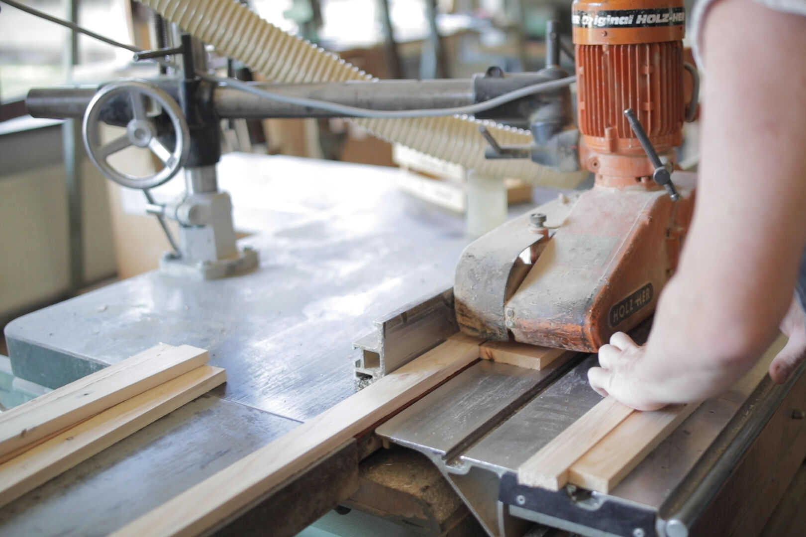 Professionelle Holzarbeiten im Kundenauftrag erledigen unsere Beschäftigten gemeinsam mit Fachpersonal.